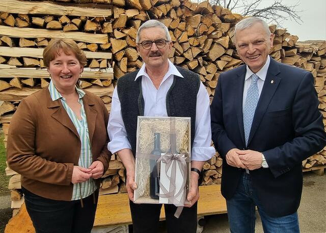 (v.l.n.r.): Bürgermeisterin Andrea Pabinger, Johann Grießner und Josef Schöchl.
 | Foto: Privat