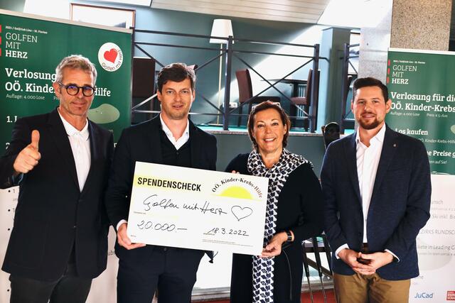 Organisator Paul Fuchs, Mario Pranzl von Hauptsponsor SKF, Ulla Burghard-Görisch (Kinderkrebshilfe OÖ) und Golfclub-Manager Stefan Koppl.
 | Foto: Losbichler