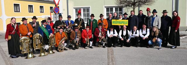 Comeback nach zweijähriger Pause: Die Josefikapelle mit ARGE Panoramahöhenweg-Sprecherin Poldi Adelsberger, den Zimmererleuten der Firma Wallmüller und den Ehrengästen. | Foto: eisenstrasse.info