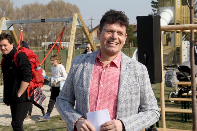 Bürgermeister Günter Trettenhahn bedankte sich bei den Sponsoren. | Foto: Friedrich Doppelmair