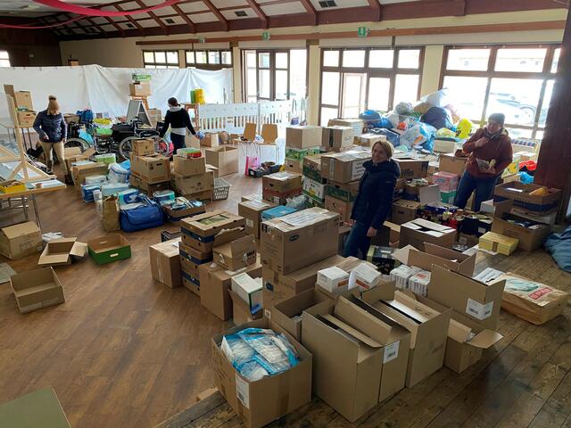 In der Vulkanlandhalle Riegersburg wurden die Hilfslieferung zwischengelagert. | Foto: Privat