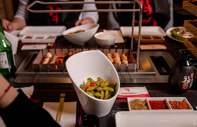 "Selbst ist der Gast" lautet das Motto von Sajado Red. Direkt am Tisch werden die Speisen am "Robatagrill" in Eigenregie gegrillt.  | Foto: Wynn Florante