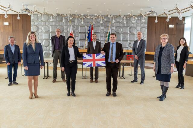 Alexandra Baumgartner, Direktorin der Volksschule Leoben-Leitendorf, Bildungsdirektorin Elisabeth Meixner, Leobens Bürgermeister Kurt Wallner und Eva Tomaschek, Direktorin des Europagymnasiums (1. Reihe v. l.) bei der Besprechung im Leobener Rathaus mit Vertreter:innen der AT&amp;S, der Industriellenvereinigung, der Bildungsregion Obersteiermark Ost und der Stadt Leoben.  | Foto: Freisinger