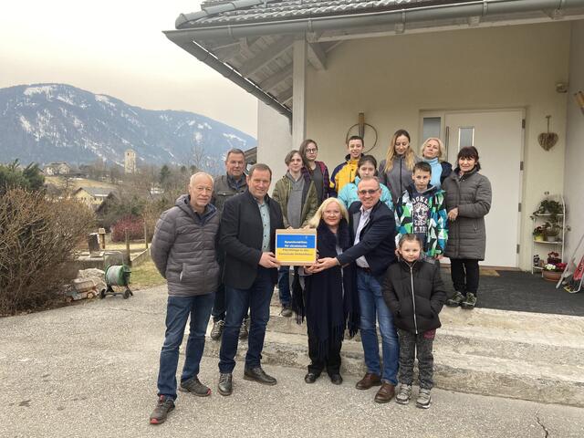 Vzbgm. Alfred Kikel, Vzbgm. Gerald Franzelin, Bgm. Michael Schnabl, die beiden Unterkunftgeber Edeltraud Nessmann und Armin Millonig mit den Geflüchteten. | Foto: Gemeinde Hohenthurn