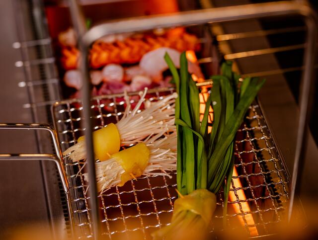 "Selbst ist der Gast" lautet das Motto von Sajado Red. Direkt am Tisch werden die Speisen am "Robatagrill" in Eigenregie gegrillt.  | Foto: Wynn Florante