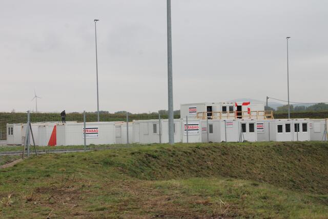 Ein Containerdorf – wie hier 2015 in Potzneusiedl – soll in Bruckneudorf wieder Flüchtlingen dienen. | Foto: Charlotte Titz