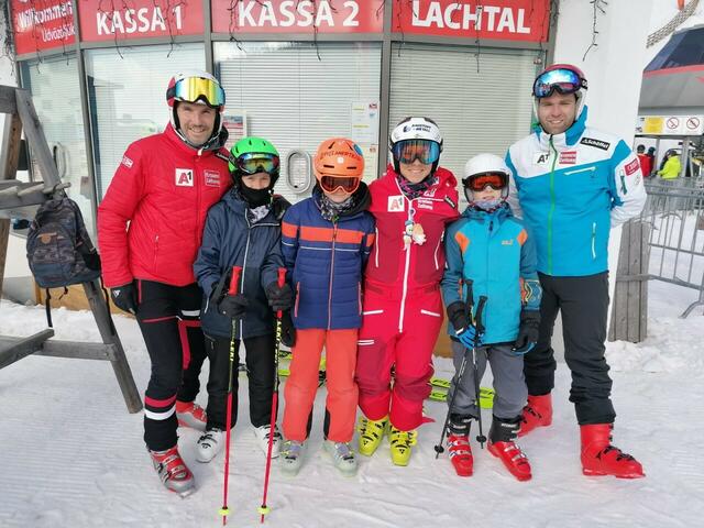 Ski-Star Nicole Schmidhofer mit der Sturm-Delegation um die Trainer Lukas Lodr (r.) und Johannes Sittsam (l.) am Lachtal. | Foto: kk