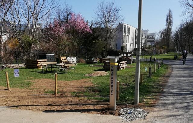 Geht es nach den Grünen, sollen Trinkbrunnen (wie dieser in Hernals) auf der Anton-Schmid-Promenade und bei den U6-Stationen Dresdner Straße und Handelskai sowie bei zukünftigen Radverkehrsanlagen entstehen.  | Foto: C. Sikora