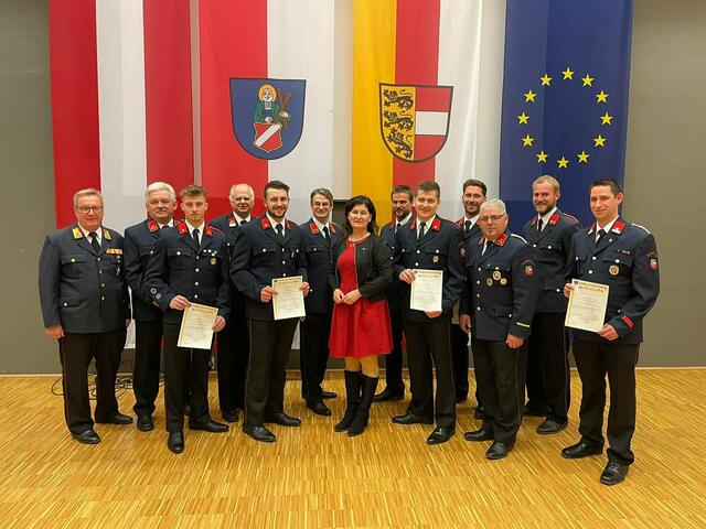 Bürgermeisterin Maria Knauder und Kommandant Wolfgang Kobold (3. von rechts) mit den ausgezeichneten Kameraden. | Foto: FF St. Andrä