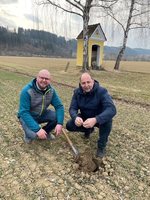 LK-Bezirkskammerobmann Sepp Wumbauer bei einer Flurbegehung am mit Kammerobmann-Stellvertreter Rupert Hütter in Wollsdorf. | Foto: BK Weiz