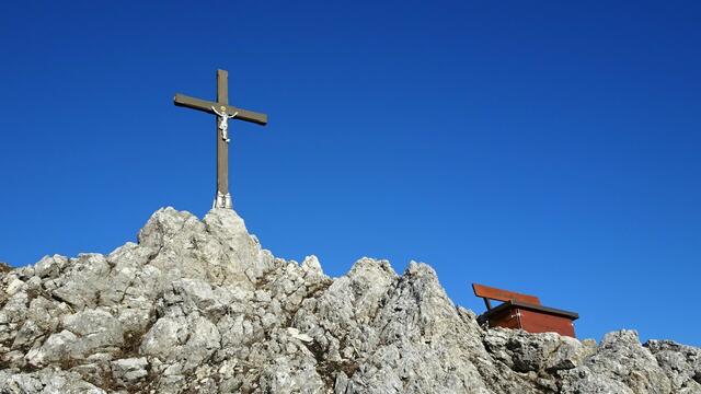 Am Gipfel des Gaissteins in 975 m Seehöhe. ... Im Bild das Gipfelkreuz und das Haasen-Bankerl. ... | Foto: S.Plischek