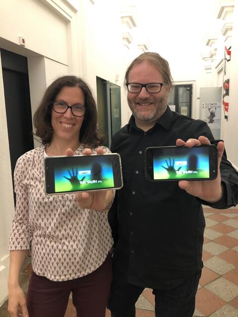 Sonja Prlic und Karl Zechenter vom Künstlerkollektiv "gold extra" und das interaktive Handyspiel "The Truth Part2". | Foto: Archivbild sm