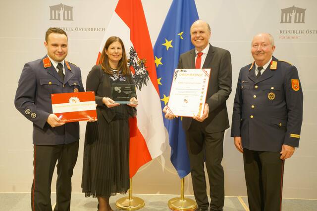 Vertreter*innen von Mondi Frantschach, der FF Frantschach und des Bezirksfeuerwehrkommandos, nahmen die Auszeichnung in Wien entgegen | Foto: LFV Stmk