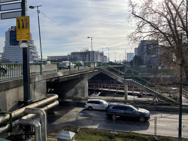 Die Sanierung der Heiligenstädter Brücke läuft auf Hochtouren. Aktuell warnt der ÖAMTC vor zusätzlichem Stau, denn ist ab Freitag von der Brigittenau kommend nur eine Fahrspur frei.   | Foto: Johannes Reiterits