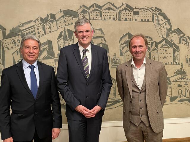 Bgm. Klaus Winkler (Mi.) mit seinen Vizes Gerhard Eilenberger (li.) und Walter Zimmermann nach der Wahl. | Foto: Kogler