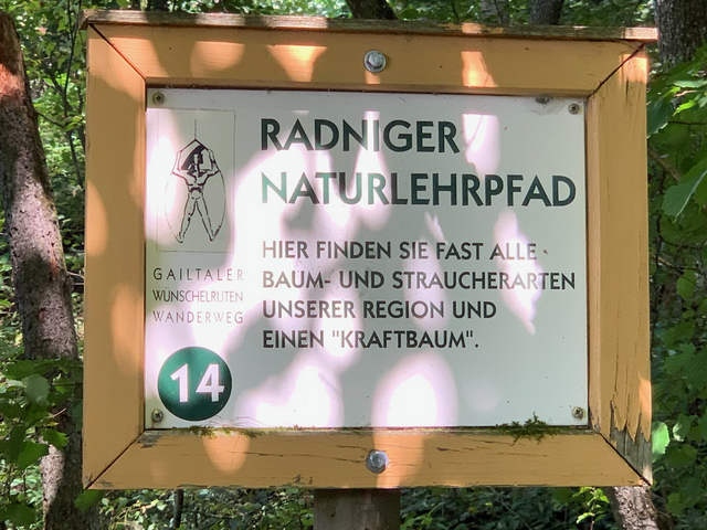Alte Tafel am Naturlehrpfad Radnig, der nun revitalisiert wird