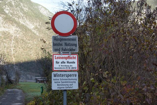 Der unbekannte Motorradfahrer soll bei seiner Flucht vor der Polizei auf dem "HInterfeldweg" in Zams zahlreiche Fußgänger gefährdet haben. | Foto: Othmar Kolp