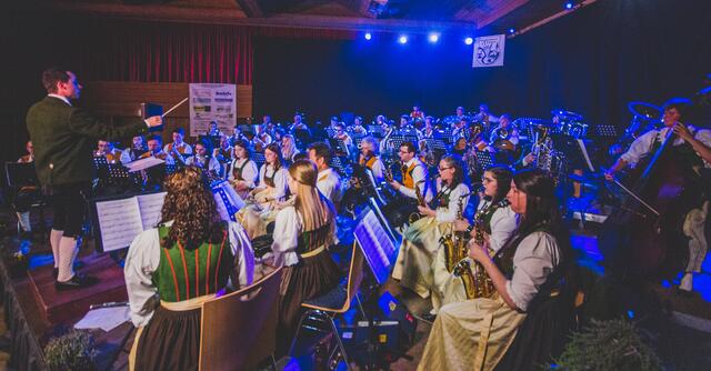 Die Musikkapelle Prutz zählt in ihren Reihen derzeit rund 60 Mitglieder, welche beim Frühlingskonzert das Publikum begeisterten. | Foto: Musikkapelle Prutz