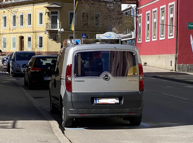 Aktuell ist das Mobile Radar von Bad Ischl in der Götzstraße, das Heck zeigt "stadtauswärts". Hier sind 30 km/h erlaubt!