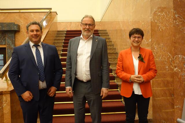 Vizebürgermeister Werner Hackl mit Bgm. Christian Margreiter und Vizebürgermeisterin Julia Schmid. | Foto: Bezirksblätter