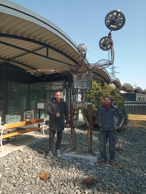 Dieter Nagl (l.) hat nun vor dem Sportcorner seinen "Terminator" stehen. | Foto: Nagl