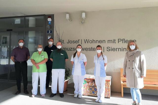 Wohnen mit Pflege St. Josef, Sierning; LBP Martin Kogler, HL Josef Füßlberger, Leitung PA Barbara Baumgartner Barbara und Auszubildende SOB Steyr (v. li.). | Foto: SOB Steyr