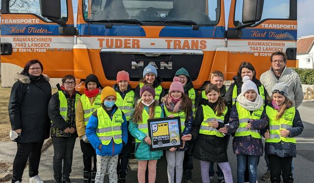 Klassenlehrerin Esther Nagl-Omischl und Lkw-Lenker Ludwig Janscher mit den Kindern der Volksschule Dürnbach | Foto: WK Burgenland