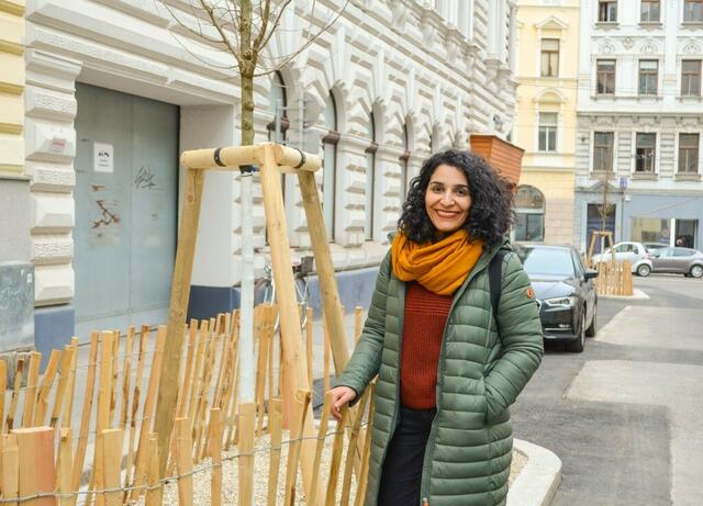 Saya Ahmad (SPÖ) mit einer neu gepflanzten Ulme in der Säulengasse. | Foto: BV 9
