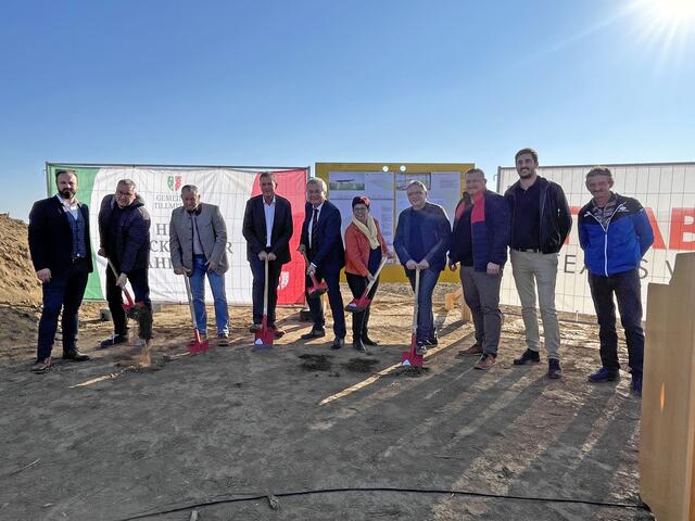 Bei strahlendem Sonnenschein wurde in Tillmitsch der Spatenstich für die Errichtung der neuen Sport- und Freizeitanlage vorgenommen. | Foto: Waltraud Fischer