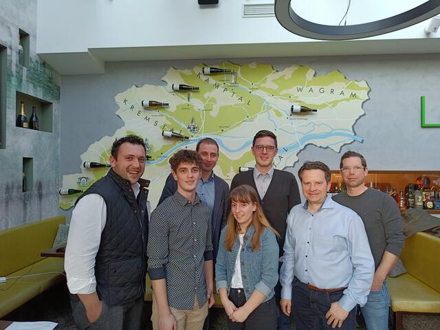 Start der Zusammenarbeit zwischen der Wagramer Selektion und der HAK Krems, Tamara Pammer und Lorenz Wölfl präsentierten das Konzept dem Vorstand der Winzervereinigung.
Am Bild: hinten v.l.n.r.: Reinhard Heiderer-Mayer, Robert Direder, Franz Sauerstingl, vorne v.l.n.r.: Ralph Waldschütz, Lorenz Wölfl, Tamara Pammer, Wolfgang Benedikt 
 | Foto: HAK Krems