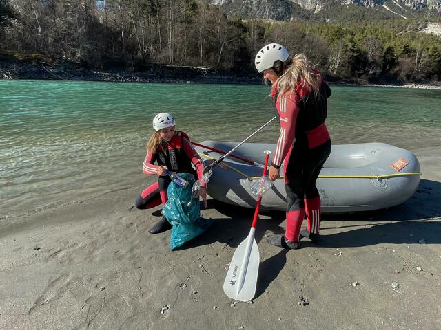 Im Neoprenanzug werden die Buchten des Inns angefahren und gesäubert. Am nächsten Tag gehen die TeilnehmerInnen dann gemeinsam auf Canyoning-Tour. | Foto: AREA 47