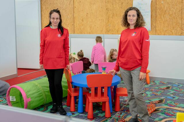 In einer eigens eingerichteten Spielecke kümmern sich Mitarbeiter:innen der Kinderfreunde um die kleinen Gäste aus der Ukraine. | Foto: Land Steiermark/Robert Binder
