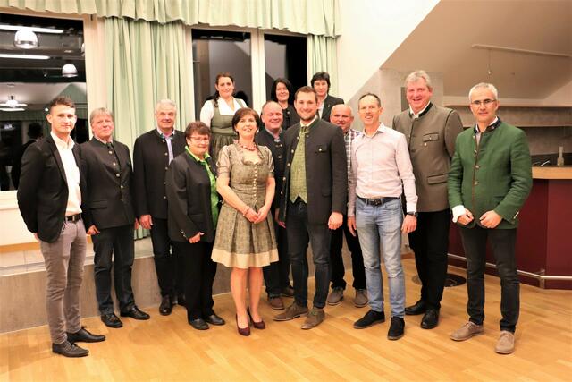 Ingrid Baumhackl (Bildmitte) mit dem erweiterten Vorstand des Bauernbundes Premstätten sowie Matthias Pokorn und Manfred Kohlfürst. | Foto: Edith Ertl