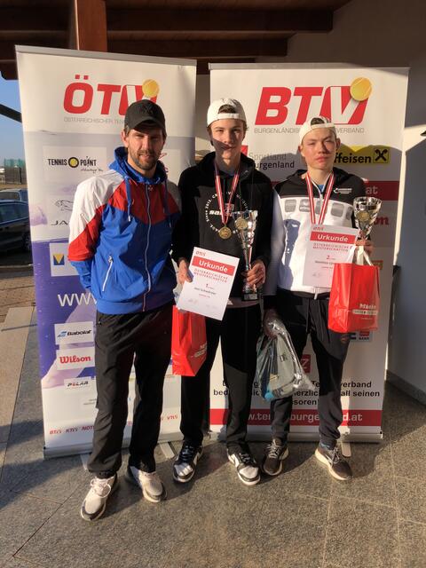 Der ehemalige österreichische Tennisprofi und Jürgen Melzer gratuliert Joel Schwärzler und Matthias Ujvary (rechts) zum Titel bzw. Vizetitel.  | Foto: Rosenkranz