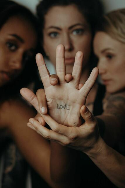 #makelovenotwar – dafür plädieren Madeline Eder und Sophia Hartsch mit ihrer Fotostrecke. | Foto: Sophia Hartsch