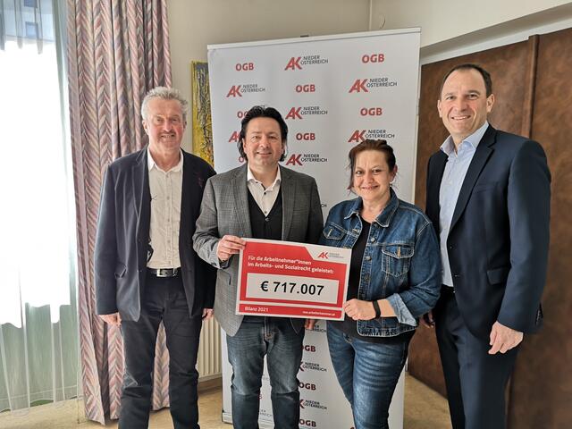 AK-Bezirksstellenleiter Christian Hemerka, Andreas Hitz, Michaela Schön und AKNÖ Direktor-Stellvertreter Christian Farthofer (v.l.)