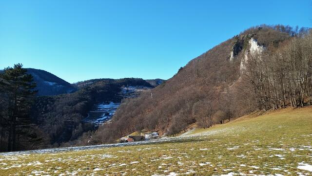 ... zur Gaissteinalm führt. ... 
(Rechts sieht man den felsig aufragenden Ostgrat des Gaissteins, mittig den Gaissteinerhof, links davon die Wiesenflächen von Himmelsreith.) ...
 | Foto: S.Plischek