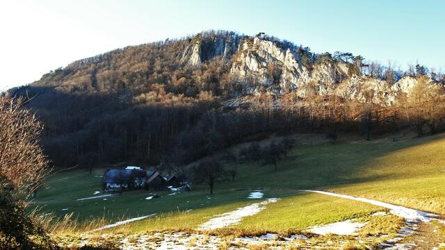 Noch ein kleine Pause und ein Blick zurück auf die Gaissteinalm mit dem Gaissteinerhof und dem felsig aufragenden Ostgrat des Gaissteins. ... 
Der Abendschatten erreicht bereits den Gaisstein. ... | Foto: S.Plischek