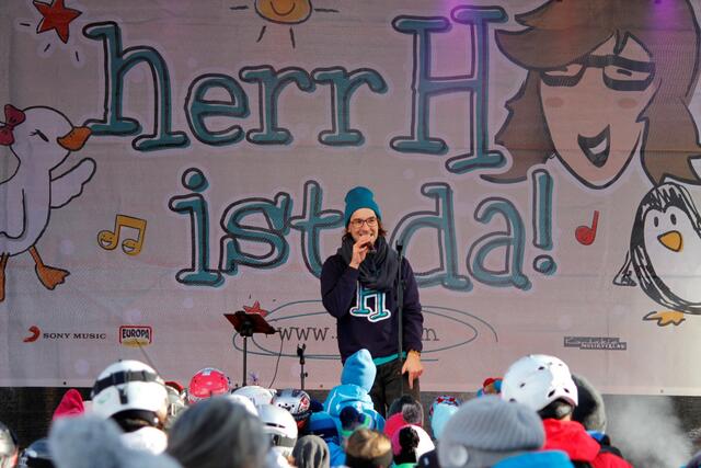 „herrH" begeistert in Galtür nicht nur mit einem energiegeladenen, authentischen Kindermitmachkonzert, sondern nimmt sein Publikum mit auf eine musikalische Reise. | Foto: TVB Paznaun – Ischgl