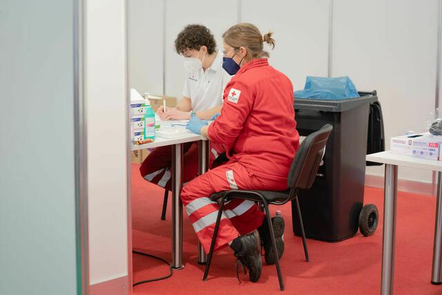 Helfer:innen vom Roten Kreuz kümmern sich rund um die Uhr um die geflüchteten Menschen. | Foto: Land Steiermark/Robert Binder