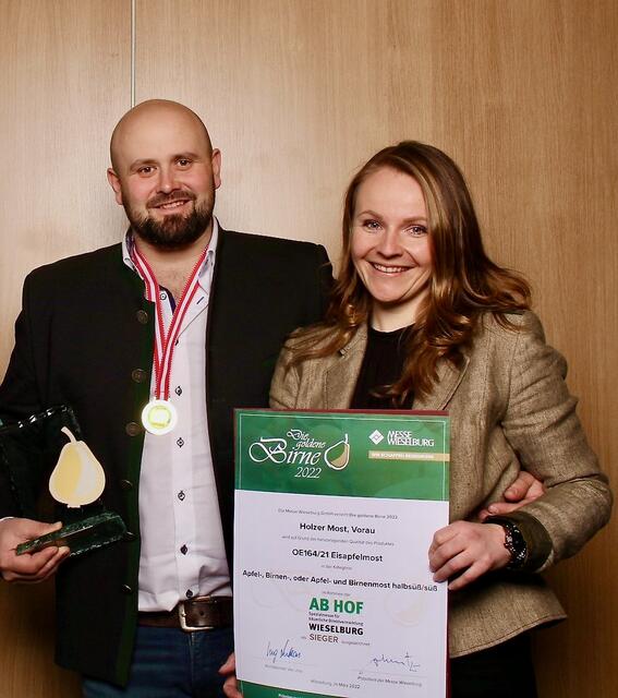 Daniela und Markus Holzer freuen sich über ihre erste „Goldene Birne“. | Foto: KK