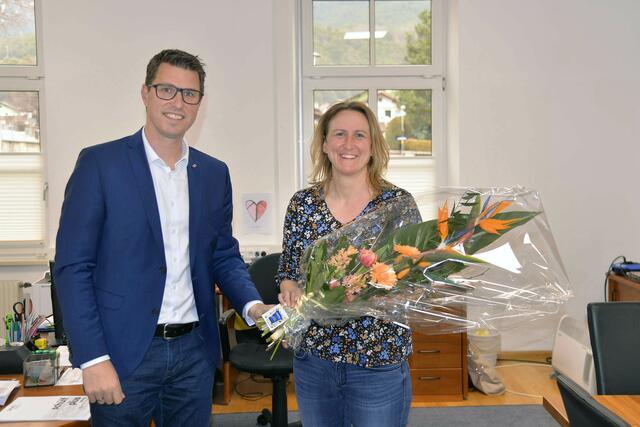 Blumen zum Einstand. Bürgermeister Christian Härting wünschte der neuen Schulleiterin Heike Platzl alles Gute. | Foto: MG Telfs/Dietrich