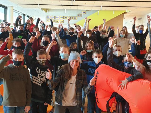 Freeride Doppelweltmeisterin Nadine Wallner aus Wald am Arlberg war zu Gast an der MS Paznaun. | Foto: Karl-Heinz Zangerl