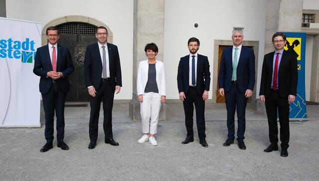 Wirtschafts- und Energie-Landesrat Markus Achleitner, Bürgermeister Markus Vogl, Stadt Steyr, Daniela Zeiner, Geschäftsführerin TIC Steyr und Vorstandsvorsitzende der EEG Steyr, Patrick Wieser, Prokurist Raiffeisenbank Steyr und Vorstandsmitglied der EEG Steyr, Andreas Schmidbauer, Direktor Raiffeisenbank Steyr, und Norman Eichinger, Direktor des Raiffeisenverbandes OÖ (v. li.). | Foto: City Foto/Roland Pelzl