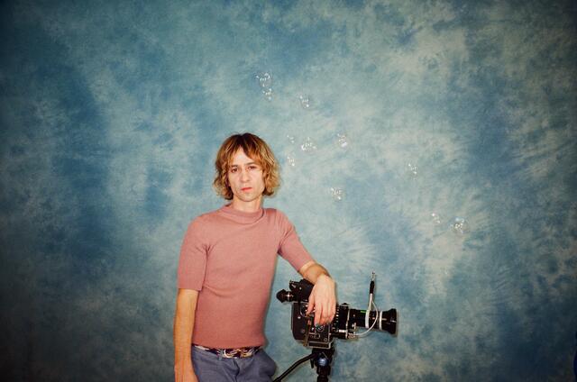 „Man lebt nur einmal“: Dieser Vibe zieht sich durch das selbstgedrehte, analoge Musikvideo zu „Pressyes“ aka René Mühlbergers neuer Single „Years“.  | Foto: Theresa Langner