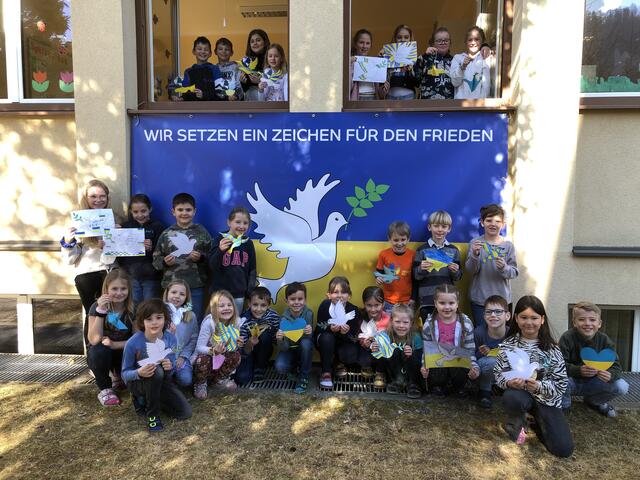Die Schüler zeichneten Friedenstauben auf Papier und schmückten damit die Fenster des Schulhauses | Foto: VS Brückl