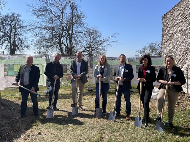 Spatenstich für das Stiefingtaler Haus: Bgm. Wolfgang Neubauer (St. Georgen), Architekt Johann Oster, Bgm. Volker Vehovec (Empersdorf), Isabella Kolb-Stögerer, Gernot Wörther, Andrea Prutsch und Christine Lecker. | Foto: Eva Heinrich-Sinemus