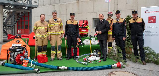 Martin Hiebaum und Egid Schwabl von der FF Reith, Bezirksfeuerwehrkdt.-Stv. Andreas Schroll, LH-Stv. Josef Geisler, Landesfeuerwehr-Kdt. Peter Hölzl, Landesfeuerwehr-Kdt.-Stv. Hannes Mayr. | Foto: LFV Tirol