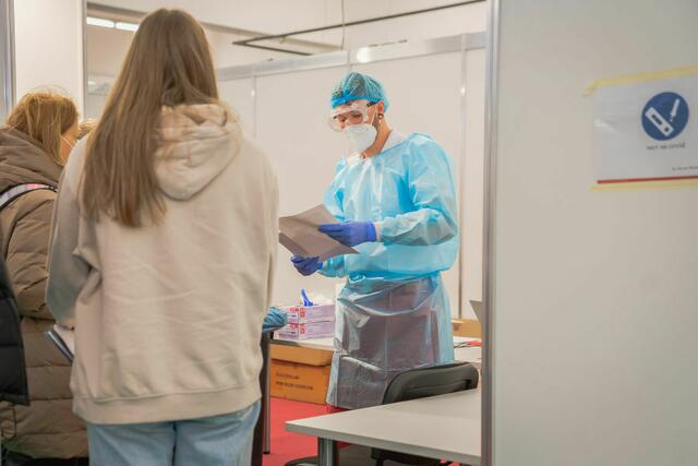 Mit der Registrierung steht im Ankunftszentrum natürlich auch ein Corona-Test auf dem Programm. | Foto: Land Steiermark/Robert Binder
