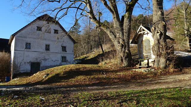 Vorbei am Amöd-Hof und der kleinen Kapelle ... 
&gt;&gt;&gt; Pendantfoto: Link zum "Andachtsplatz beim Amödhof" &lt;&lt;&lt; | Foto: S.Plischek
